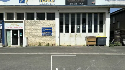 A LOUER Local d'activité 470 m2 à Terrasson-axe passant-parking - Offre immobilière - Arthur Loyd