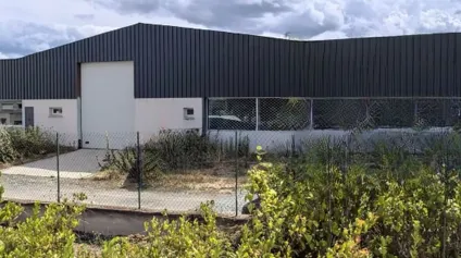 LOCAUX À LOUER à MONTBRISON : Local 1 avec quai et chambres froides, Local 2 showroom avec stockage - Offre immobilière - Arthur Loyd