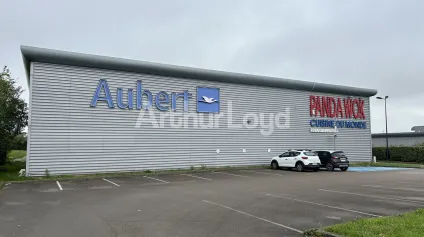 Local commercial à louer Saint-Martin-Boulogne - 813 m² en entrée de zone commerciale ZAC du Montjoie - Belle vitrine et forte visibilité - Offre immobilière - Arthur Loyd