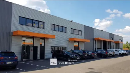 A vendre - Local d'activités avec 210 m² de bureaux et 6 places privatives - Corbas - Offre immobilière - Arthur Loyd