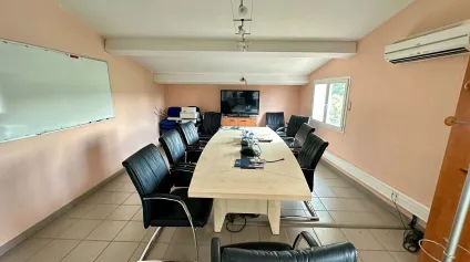 BUREAUX À LOUER AVEC ESPACE EXTÉRIEUR PRIVÉ ET PARKINGS - Offre immobilière - Arthur Loyd