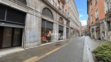 Local commercial à louer à Grenoble hypercentre avec grande vitrine sur rue - Offre immobilière - Arthur Loyd