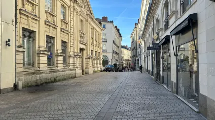Local commercial à louer à Nantes centre ville avec grande vitrine et surface étendue - Offre immobilière - Arthur Loyd