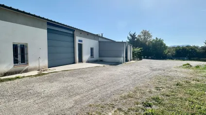 En EXCLUSIVITE - Locaux d'activités avec terrain à LOUER sur PUYRICARD - Offre immobilière - Arthur Loyd