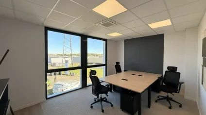 À louer bureaux d'environ 49 m² à Poitiers  En R+1 avec une très bonne luminosité naturelle avec une climatisation réversible <br /> - Offre immobilière - Arthur Loyd