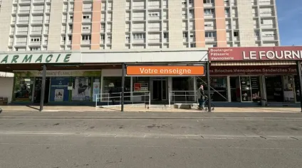 BUREAUX À LOUER 235 M² CHÂTELLERAULT AVEC VITRINE PARKING ET CLIMATISATION - Offre immobilière - Arthur Loyd