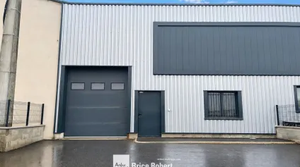 A LOUER - Local d'activités avec espace de stockage de 300 m² et cour privative - à Beauvallon - Offre immobilière - Arthur Loyd