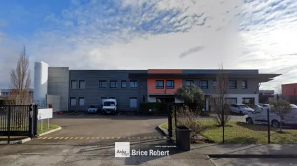 Bureaux à vendre ou louer à Saint Priest avec espace de stockage et parkings - Offre immobilière - Arthur Loyd