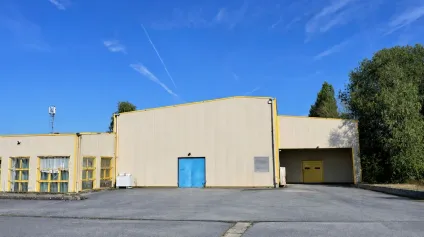 Local d'activité d'une surface totale de 860 m2 environ disponible immédiatement entre Soissons et Crépy en Valois en zone d'activité. Site entièrement clos et sécurisé avec quais e... - Offre immobilière - Arthur Loyd