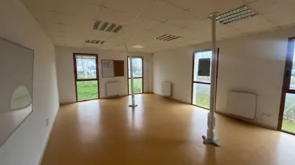 A LOUER / A VENDRE : BATIMENT DE BUREAUX - 760 M² - SAINT EVARZEC - Offre immobilière - Arthur Loyd