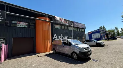 LOCAL ACTIVITE COMBOIRE 272m² A LOUER AVEC PORTE SECTIONNELL - Offre immobilière - Arthur Loyd
