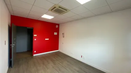 A LOUER IMMEUBLE DE BUREAUX 1296 M2 - COMPIEGNE ZAC DE MERCIÈRES - Offre immobilière - Arthur Loyd