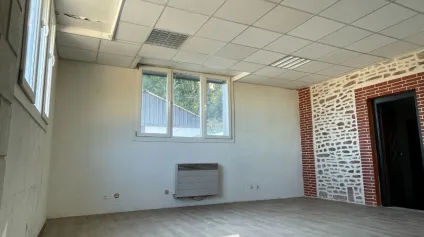 <br />Local d'activité zone sud de Limoges avec parking - environ 200 m² - accès poids lourd<br /> - Offre immobilière - Arthur Loyd