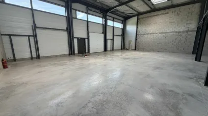 Locaux d'activité à vendre à Valence avec accès autoroute et mezzanine béton - Offre immobilière - Arthur Loyd