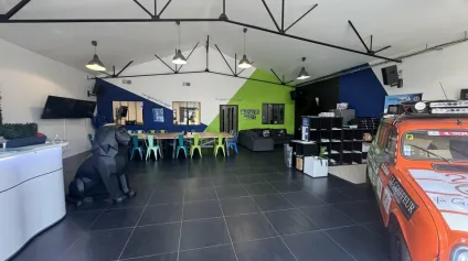 TOURS SUD VEIGNE LOCAL D'ACTIVITES A LOUER DE 403 M² AVEC PARKING VISIBILITE D 910 - Offre immobilière - Arthur Loyd