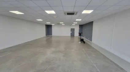 A LOUER COMMERCIAL 180M2 - NIORT SUD - ENTRÉE ZONE COMMERCIALE BESSINES - Offre immobilière - Arthur Loyd