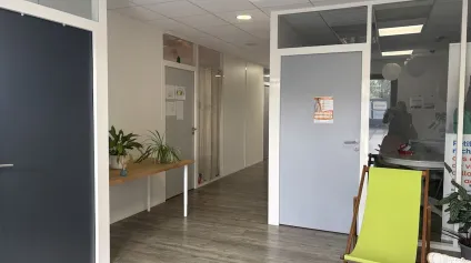À VENDRE - INVESTISSEUR : 2 lots de bureaux loués au 2ème étage d'un immeuble construit en 2016, dans une zone commerciale et tertiaire à Saint-Just-Saint-Rambert (proximité A72) - Offre immobilière - Arthur Loyd