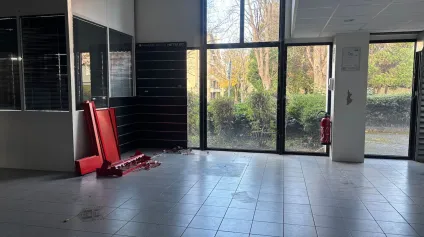À VENDRE - LOCAL D'ACTIVITÉS 560 M² AVEC SHOWROOM VITRÉ + ATELIER + BUREAUX + MEZZANINE - SAINT-ÉTIENNE SUD - Offre immobilière - Arthur Loyd