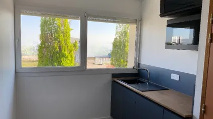 À LOUER : Bureaux de 200 m² divisibles en 2 lots à St JUST ST RAMBERT - Offre immobilière - Arthur Loyd