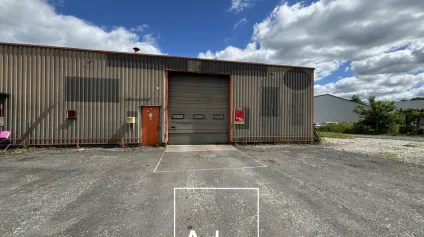 A LOUER - Local d'activité de 365m2- zone artisanal - Parking attenant - Proche des grands axe - Offre immobilière - Arthur Loyd