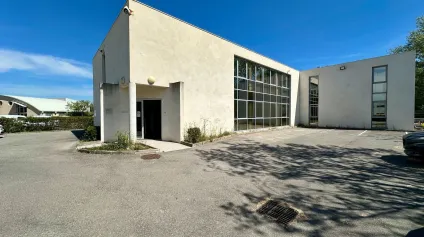 BUREAUX À LOUER AVEC PARKING EN ÉTAGE - Offre immobilière - Arthur Loyd