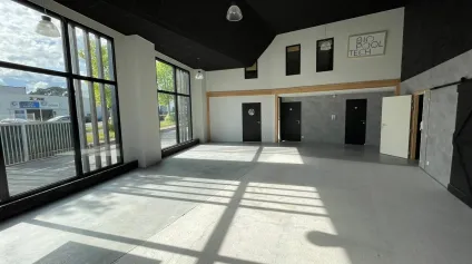 A LOUER LOCAL D'ACTIVITES 225m² A SAINT-AVE - Offre immobilière - Arthur Loyd