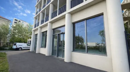Locaux commerciaux à louer à Bordeaux secteur dynamique près du pont Chaban Delmas - Offre immobilière - Arthur Loyd