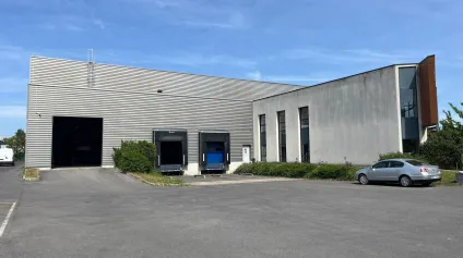Bâtiment indépendant de stockage avec bureaux sur terrain privatif.<br />Zone d'activité de SARTROUVILLE. - Offre immobilière - Arthur Loyd