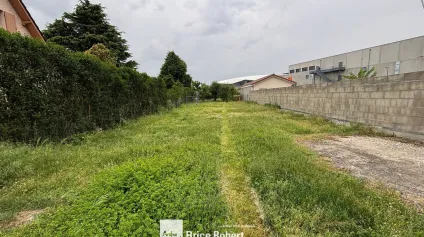 Terrain à vendre en zone commerciale à Meyzieu avec accès transports et stade - Offre immobilière - Arthur Loyd