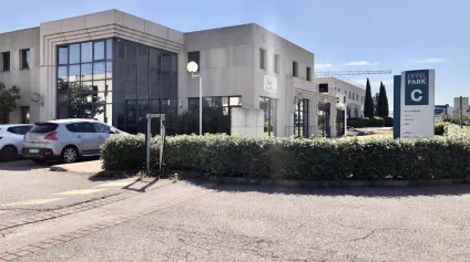 EXCLUSIVITE - Locaux mixtes à LOUER visibles de l'axe principal du Pôle d'Activités d'AIX EN PROVENCE - Offre immobilière - Arthur Loyd