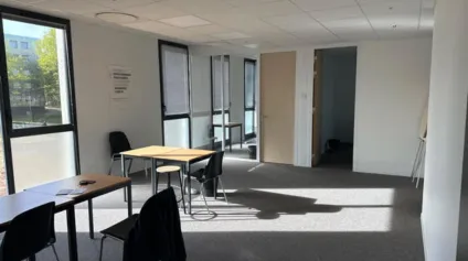 Bureaux à louer à Saint-Nazaire avec parking et lumineux au premier étage - Offre immobilière - Arthur Loyd