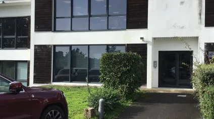 Bureaux à louer 85 m2 à Guerande en rez de chaussée avec parking privatif - Offre immobilière - Arthur Loyd