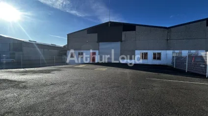 Entrepôt avec show room à louer à Lomme surface de 840 m2 accès facile - Offre immobilière - Arthur Loyd