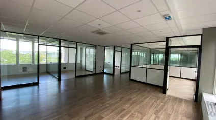 <br />Bureaux à louer 240 m² climatisés et fibrés Zone commerciale Puilboreau avec visibilité et accès facilité<br /> - Offre immobilière - Arthur Loyd