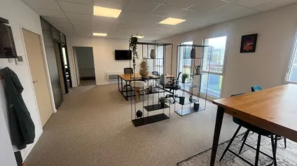 A LOUER BUREAUX DE 90m² PORT DE COMMERCE DE BREST - Offre immobilière - Arthur Loyd