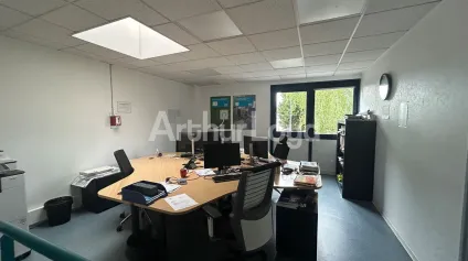 Entrepôt et bureaux à louer à Villeneuve d Ascq avec parking en façade - Offre immobilière - Arthur Loyd
