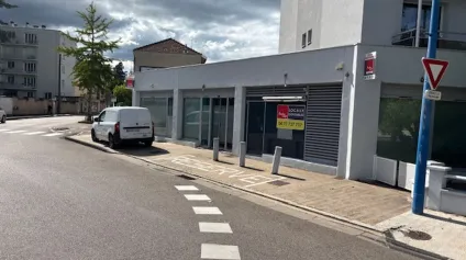 À LOUER : Local de 165 m² en rez-de-chaussée, disposant de deux accès sécurisés à Roanne - Offre immobilière - Arthur Loyd