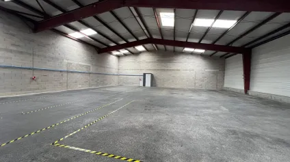 À LOUER : Locaux d'activités de 342 m² à SAVIGNEUX, avec accès direct à la rocade de Montbrison - Offre immobilière - Arthur Loyd
