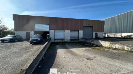 A vendre - Local d'activités indépendant avec deux portes à quai et deux portes sectionnelles de plain-pied - Vaulx-en-Velin - Offre immobilière - Arthur Loyd