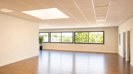 <br />BUREAUX SAINTES 600 m² EN ZONE COMMERCIALE A LOUER<br /> - Offre immobilière - Arthur Loyd