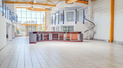 Ensemble immobilier 1 280 m² à louer  Brive-la-Gaillarde, axe très passant - Offre immobilière - Arthur Loyd