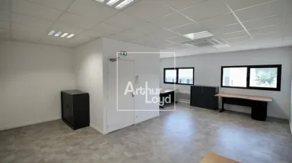Local entrepôt - activités pour PME - SAINT-PIERRE-DU-PERRAY - Offre immobilière - Arthur Loyd