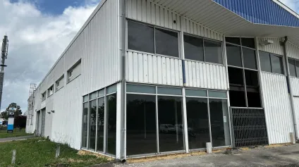 Local d'activité à louer à Bordeaux Alfred Daney 500 m² avec parking - Offre immobilière - Arthur Loyd