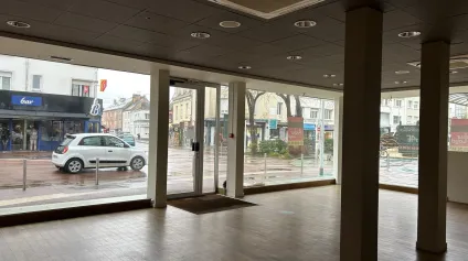 Local commercial à louer centre ville Saint-Nazaire vitrine d’angle 110 m2 - Offre immobilière - Arthur Loyd