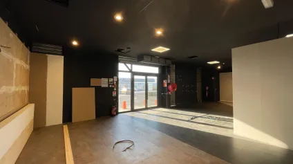 A LOUER - LOCAL COMMERCIAL 395 m2 Bénéficiant d'une excellente visibilité, un local commercial d'une surface totale de 395 m2 à la location, idéalement situé en retail park à Soisso... - Offre immobilière - Arthur Loyd