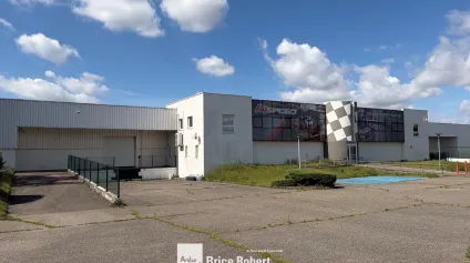A louer - Bâtiment indépendant possédant 4 quais niveleurs - Genas - Offre immobilière - Arthur Loyd