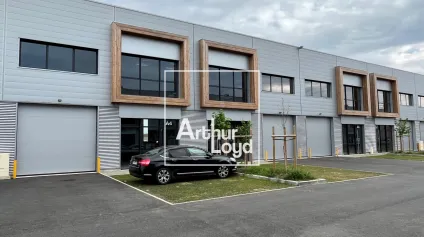 Local d’activité à louer à Toulouse avec bureaux en mezzanine lumineux - Offre immobilière - Arthur Loyd