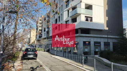 Local commercial neuf à louer à Grenoble avec nombreuses vitrines - Offre immobilière - Arthur Loyd