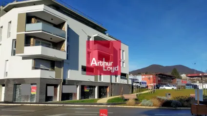 LOCAL COMMERCIAL 329M² A LOUER VOIRON PROCHE CENTRE VILLE PARKING - Offre immobilière - Arthur Loyd