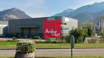 Entrepôt à louer à Voreppe grande hauteur libre visibilité autoroute - Offre immobilière - Arthur Loyd